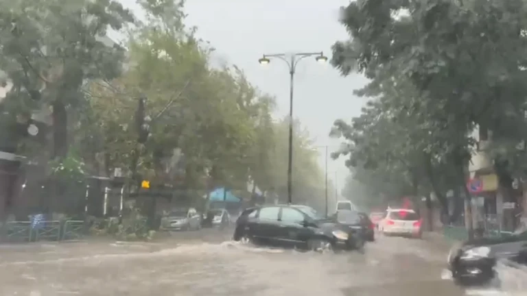 Reshjet e dendura pushtojnë Elbasanin, Bashkia në gatishmëri për çdo situatë