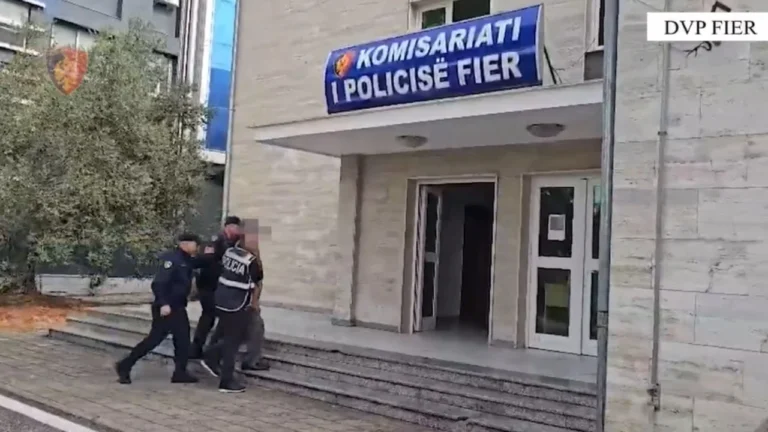 Dy operacione të policisë, arrestohet 66-vjeçari me automatik dhe sekuestrohet “Benz”-i i kërkuar nga Interpol