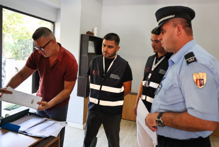 Bashkia e Tiranës kontrolle ndaj agjencive funerale, masa për reklamat dhe ekspozimin në zonat e banuara