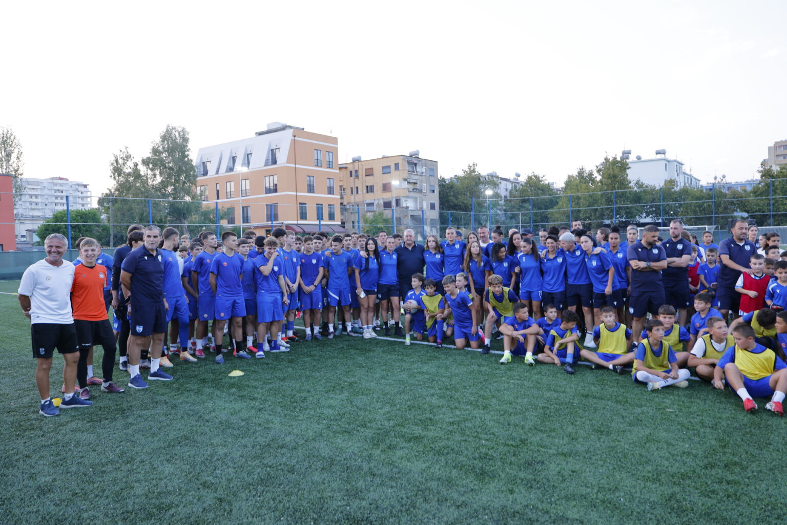 inaugurohet-fusha-e-re-sportive-ne-durres-presidenti-duka-ta-mbushni-me-energji-buzeqeshje-dhe-endrra