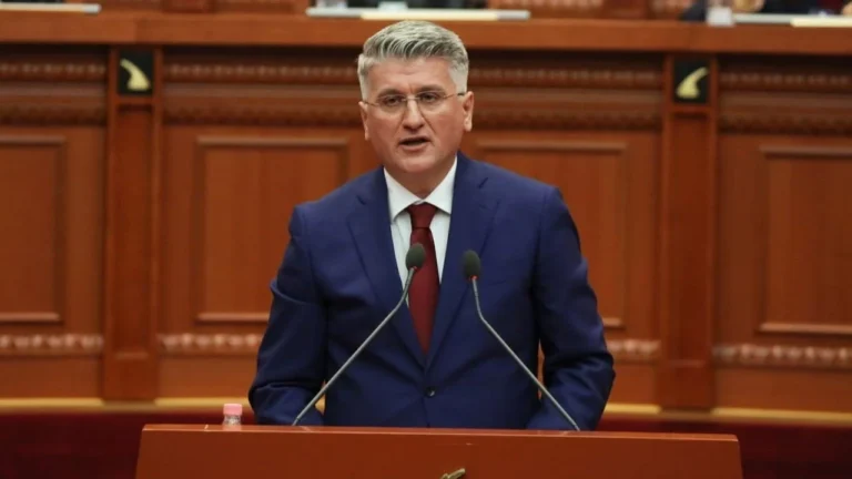 “Babo digjet, Klodi krihet”/ Gjekmarkaj ironizon: Kush janë “trimat” dhe “tradhtarët”