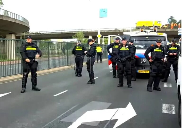 Policia holandeze urdhëron turmën të largohet nga Gjykata Speciale: Do të përdorim forcën
