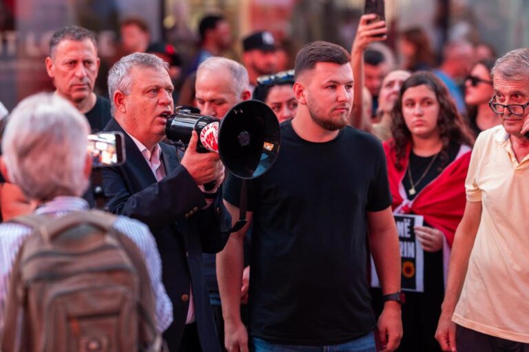 Prefekti i Tiranës, Shkëlqim Hajdari nga Times Square: Të gjithë bashkë, për një qëllim, liri për çlirimtarët!