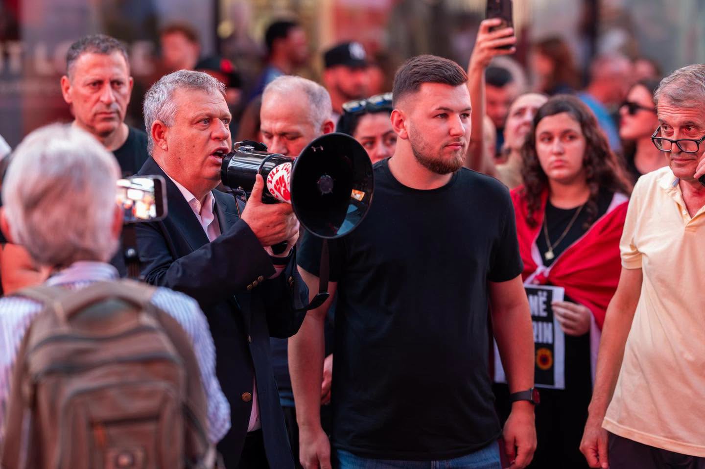 Prefekti i Tiranës  Shkëlqim Hajdari nga Times Square  Të gjithë bashkë  për një qëllim  liri për çlirimtarët 