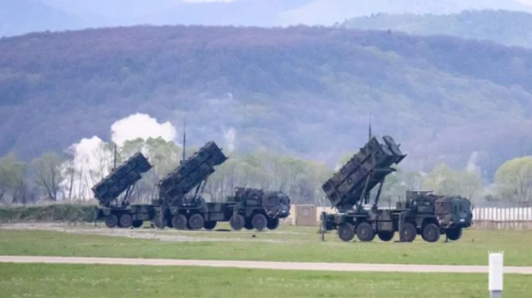 Polonia ofrohet ‘të strehojë’ fabrikën e sistemeve “Patriot” për Ukrainën