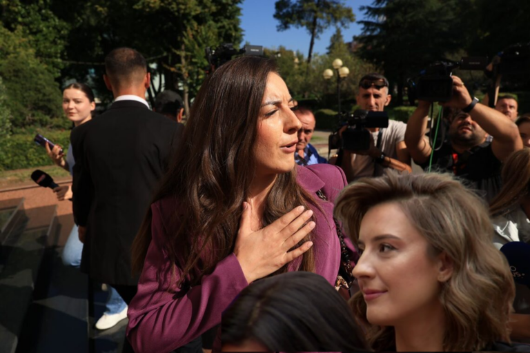 FOTO/ Zegjine Çaushi ndryshon pamje, deputetja e PS-së shfaqet me një look krejt ndryshe