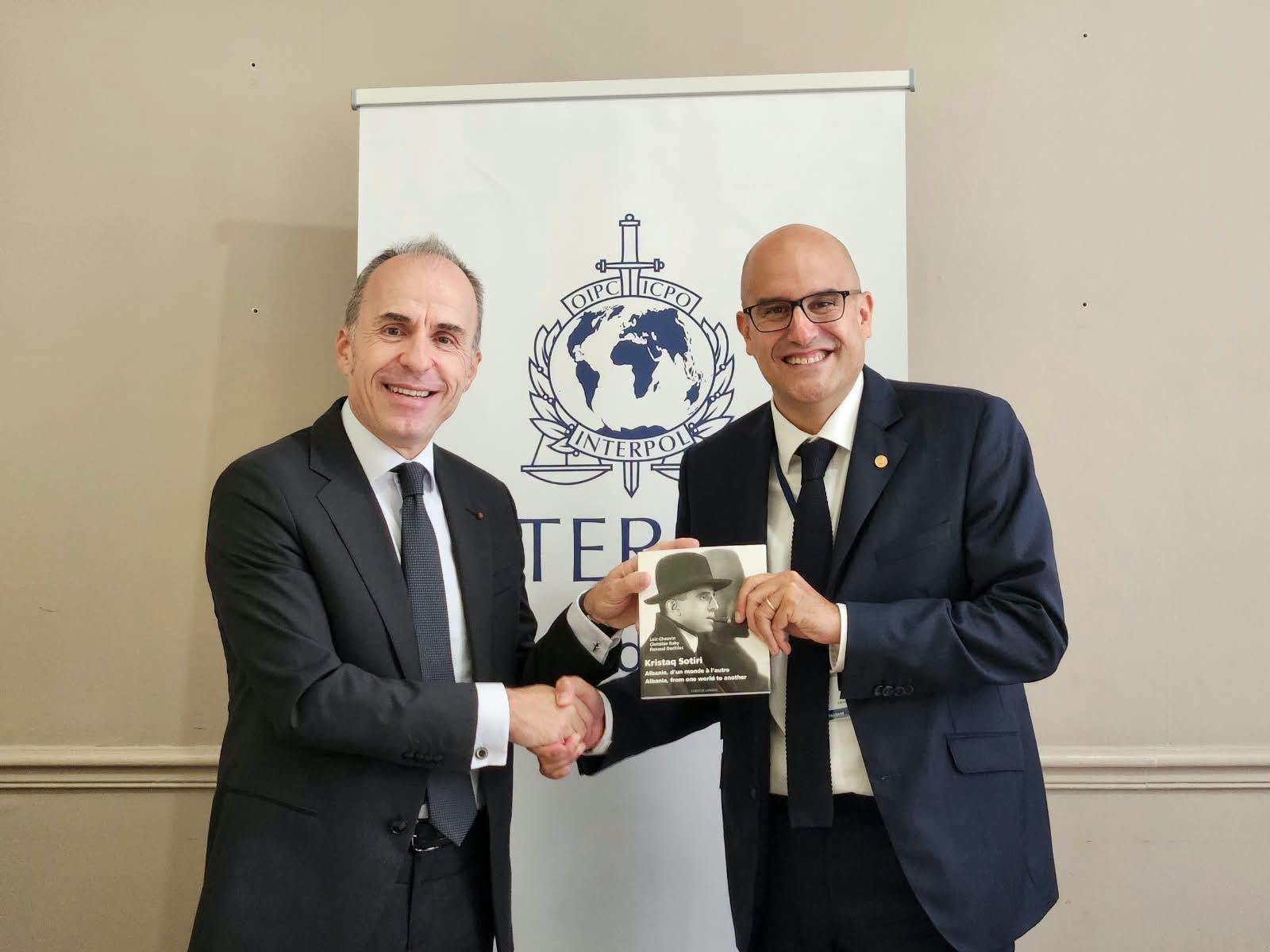 Ambasadori Tola takon presidentin e INTERPOL it në Paris  diskutime për forcimin e bashkëpunimit