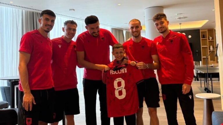 Futbolli jo vetëm një lojë! Ja si djemtë e Kombëtares e ndihmuan Jonin të mposhtë sëmundjen