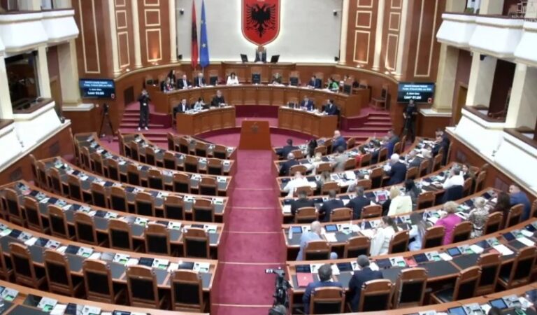 Kuvendi miraton me 84 vota rritjen me 2% të pagave të magjistratëve. PD voton kundër