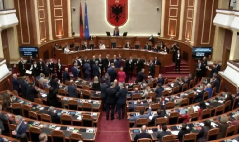 Sot seancë për ndarjen e re territoriale, PD ka paralajmëruar protestë brenda e jashtë Kuvendit
