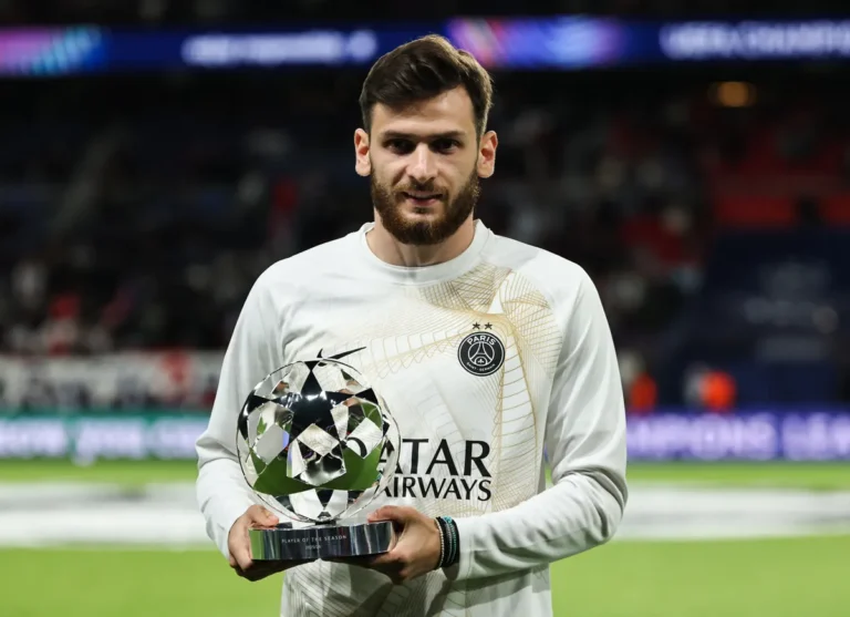 Kvaratskhelia zbulon prapaskenat te PSG: Flasim për Topin e Artë në dhomat e zhveshjes!