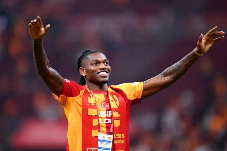 Tifozët e Galatasaray të çmendur pas Leao-s, 50 mijë fanella të shitura në 3 ditë!