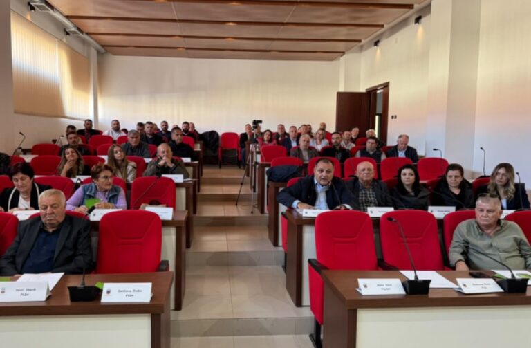 Këshilli Bashkiak në Maliq voton kundër bashkimit me Korçën