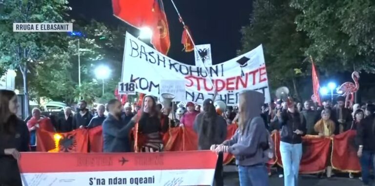 ”Pa rini nuk ka Shqipëri”, protestuesit sfidojnë shiun dhe marshojnë në rrugët e Tiranës