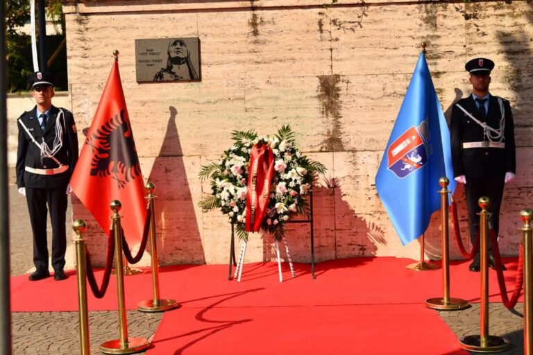 Prefekti Shkëlqim Hajdari nderon Nënë Terezën: Simbol i bashkimit dhe solidaritetit mes shqiptarëve!