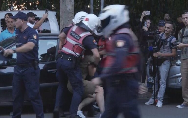 Përplasje te Kuvendi, policia blindon të gjitha rrugët. Shoqërohen disa protestues