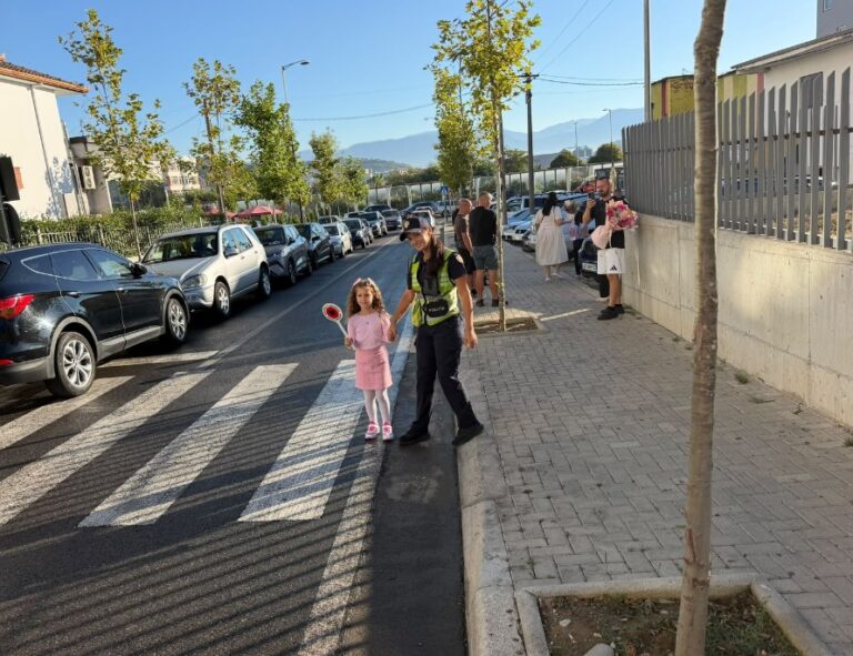 Kryepolici Hita uron nxënësit: Ju nisni shkollën, por për Policinë e Shtetit nis një përgjegjësi edhe më e madhe