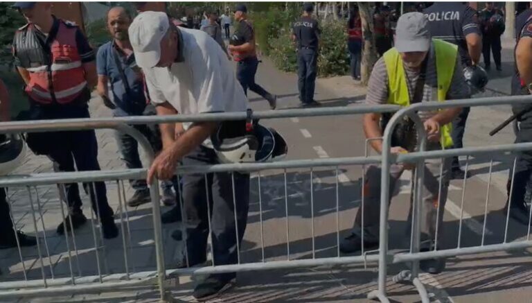 Seanca në Kuvend, Policia ”blindon” me gardh metalik rrugën