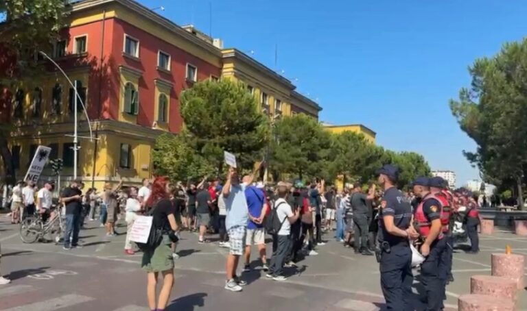 Tensione pranë ministrisë së Brendshme, protestuesit godasin me vezë efektivët e policisë