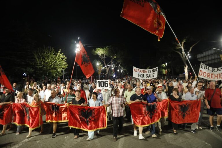 “Ju erdhi fundi!” – Protesta kundër qeverisë në ditën e 106-të, qytetarët nisin marshimin nëpër Tiranë: “Shqipëria kërkon revolucion!”