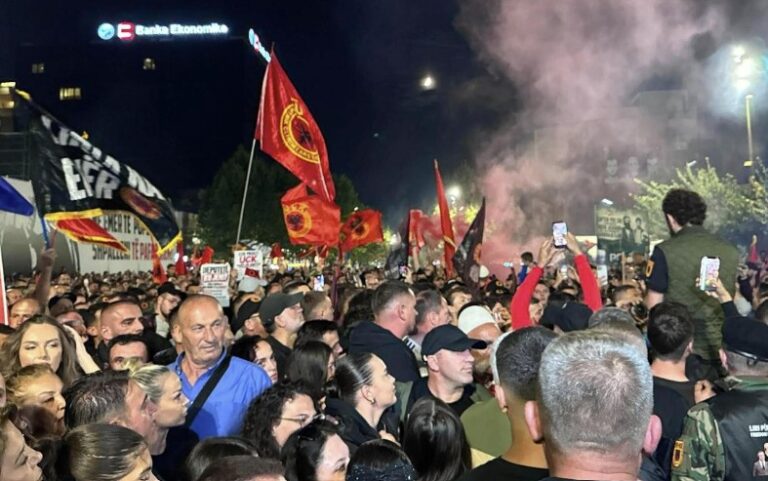 Protesta në mbështetje të ish-krerëve të UÇK-së vijon edhe sonte