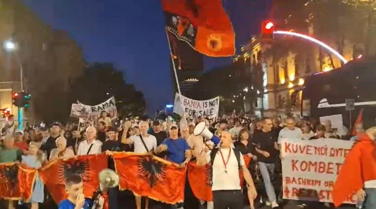 Protesta e 112-të kundër qeverisë, qytetarët mblidhen në Sheshin Skënderbej