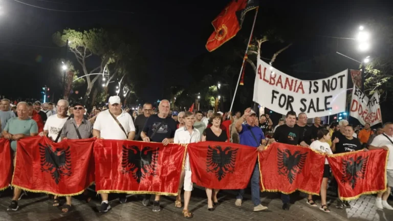 Protesta e 98-të në Tiranë, protestuesit: Të martën na keni para parlamentit, me vezë, domate dhe miell