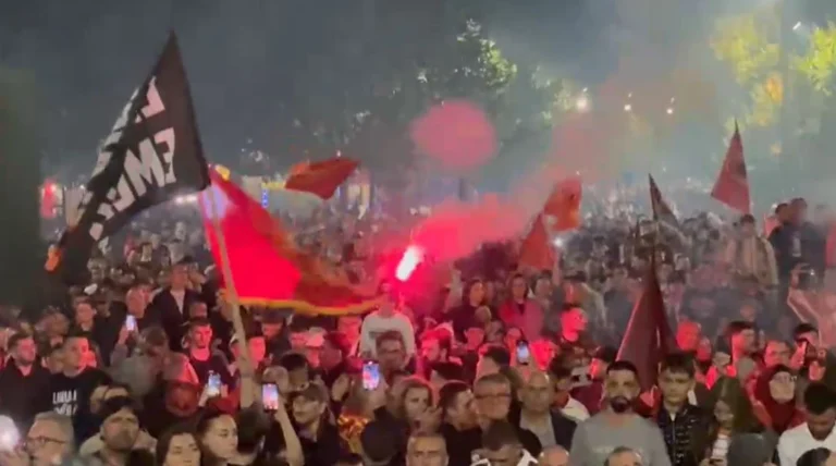 Dënimi i ish-liderëve të UÇK-së në Hagë, qytetarët ngrihen në protestë në Prishtinë