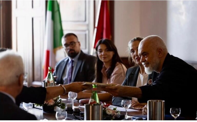 Kryeministri Rama shkon në Napoli, vizitë në Katedrën e Gjuhës Shqipe