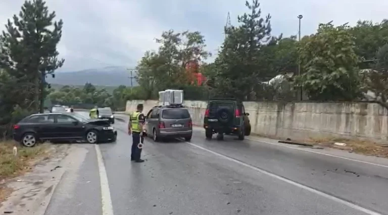 Përplasen dy automjete në Shupenzë, dy persona të plagosur