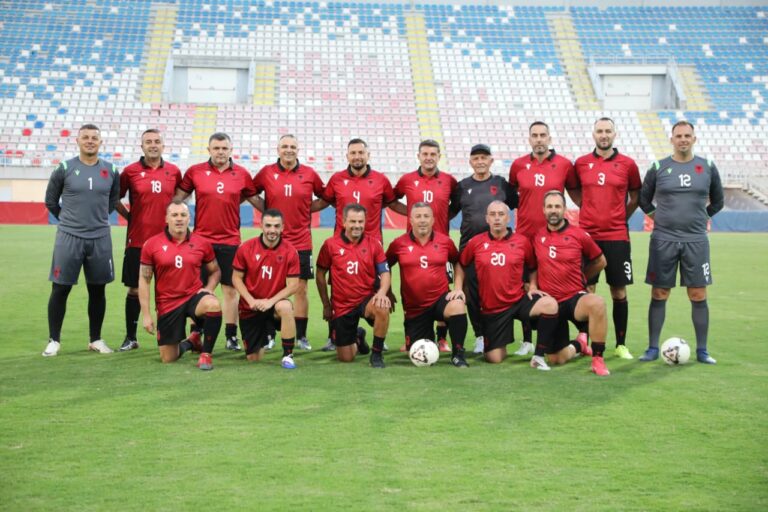 “Kupa e Miqësisë” në “Loro Boriçi”, Vllaznia e Veteranëve ngre trofeun