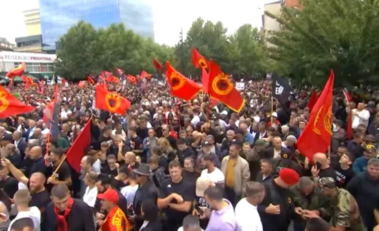 “Marshi për Liri”. Mbahet tubimi në Prishtinë, mijëra qytetarë mblidhen në mbështetje të ish-krerëve të UÇK-së