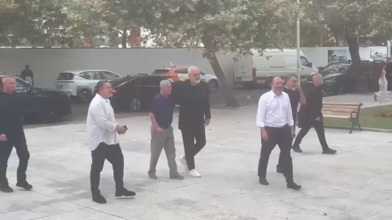 Reforma territoriale rikthehet në tryezë, Rama takon strukturat e PS në Vlorë