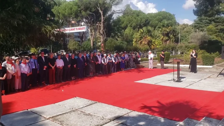 Berati përkujton 82-vjetorin e Çlirimit, homazhe në Varrezat e Dëshmorëve