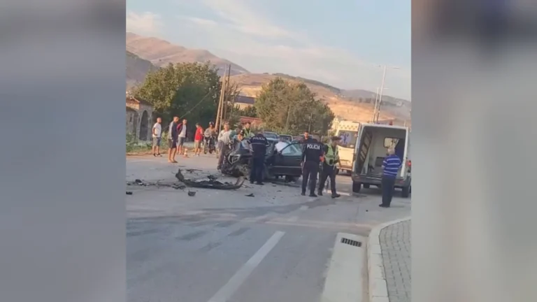 Përplasje mes dy makinash në aksin Kuçovë-Berat, dy persona të plagosur