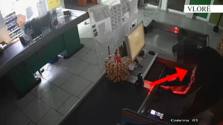 Thyen xhamin e supermarketit dhe grabit kasën me para, në pranga 32-vjeçari