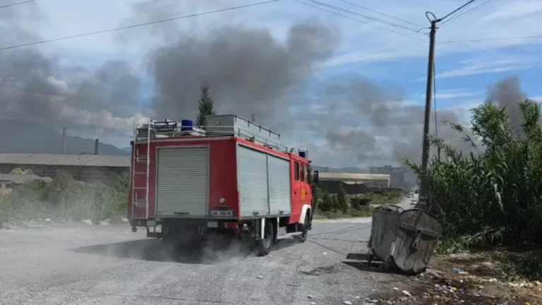 Flakët përfshijnë autobusin pranë tunelit të Krrabës, digjet plotësisht