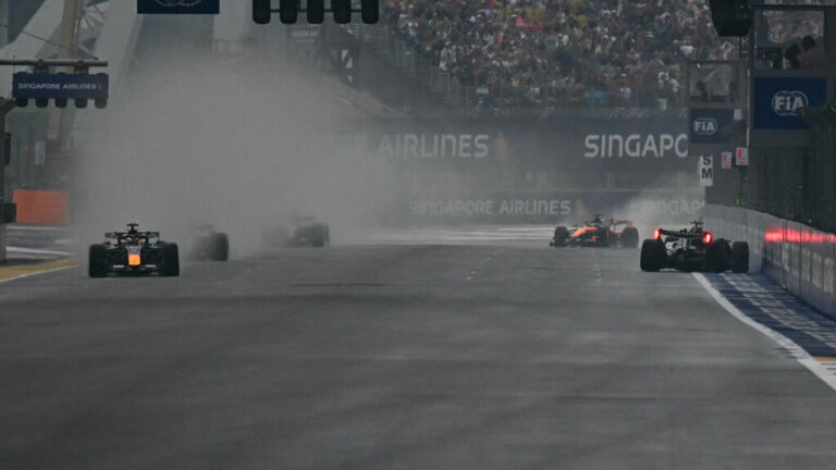 Verstappen triumfon në sprintin e trazuar të Singaporit, Russell përplaset nga kryesimi