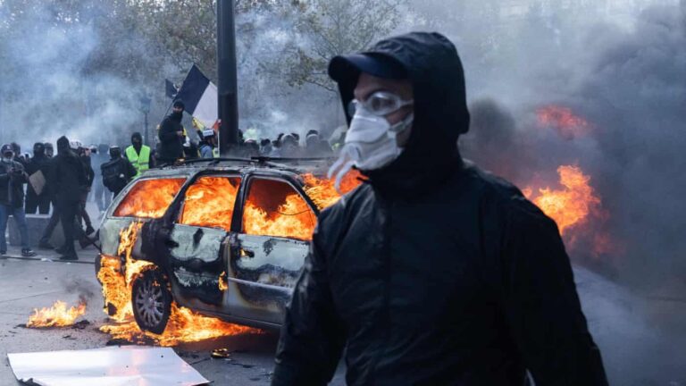 Mbi 400 të arrestuar pas përleshjeve të policisë me protestuesit në Francë