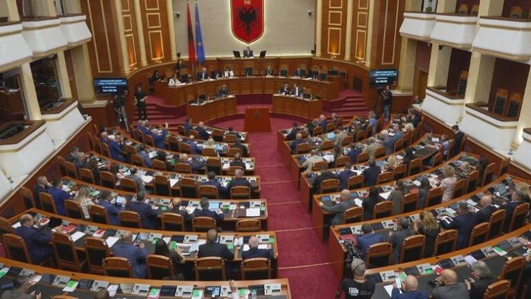 Nis seanca plenare, gardh metalik dhe forca policie jashtë Kuvendit