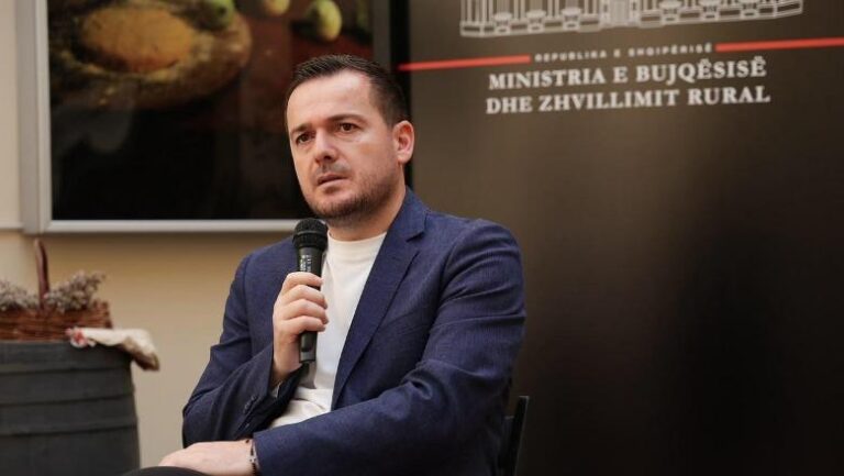 Tonelata peshqish ngordhën nga tharja e rezervuarit, ministri Salla: Liqenido të popullohet sapo të kthehet në normalitet