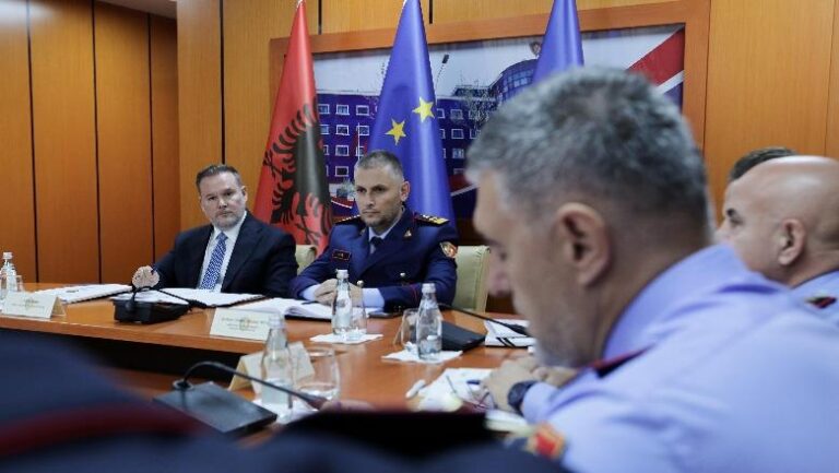 Policia në terren dhe siguria në shkolla, porositë e ministrit Demo për drejtuesit vendorë