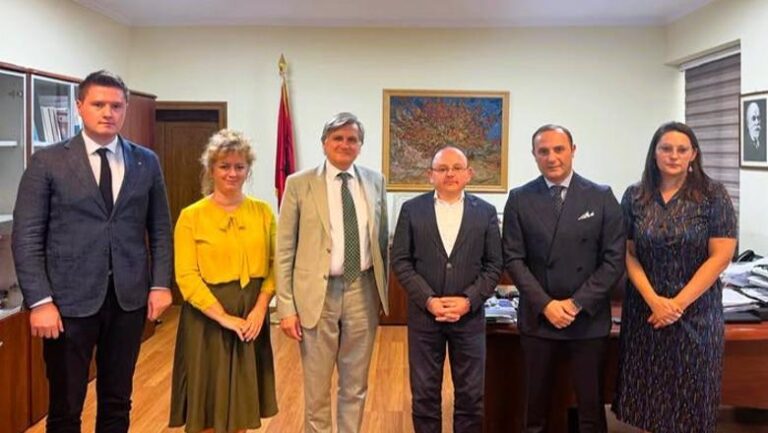 Ambasadori i OSBE takim me shoqatën e gjyqtarëve dhe prokurorëve: Përfshirja e të gjitha palëve për funksionimin e sistemit të drejtësisë