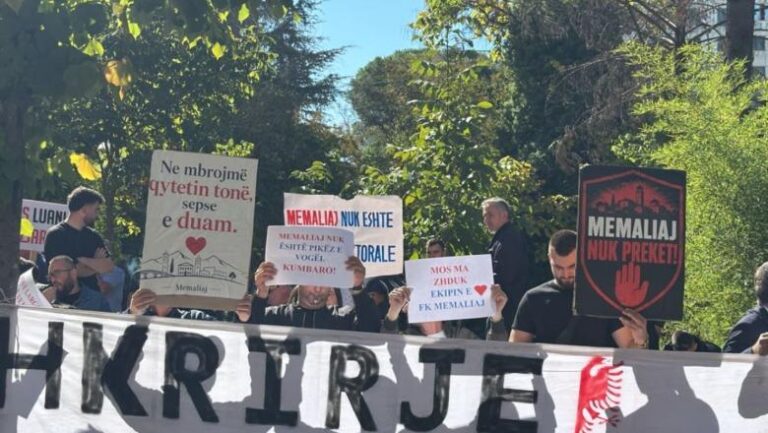 Harta territoriale e PS për 46 bashki, protestuesit protestë para Kuvendit: S’e shuani identitetin tonë