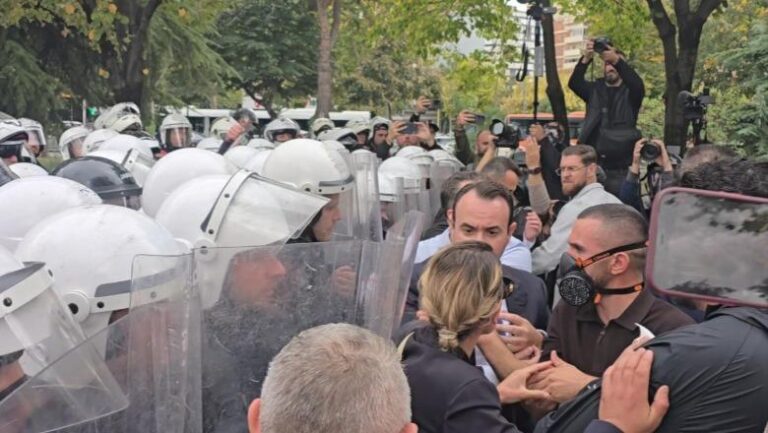 Demokratët bëjnë pak pushim, PD mesazh strukturave: Rinisni protestën në orën 18:00. Aksioni ishte shumë i mirë