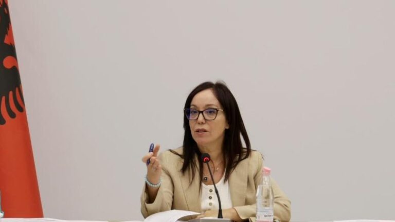 VIDEO/ Ministrja Spahiu takim me prindërit e fëmijëve të prekur nga autizmi: Mbështetje edhe për familjet