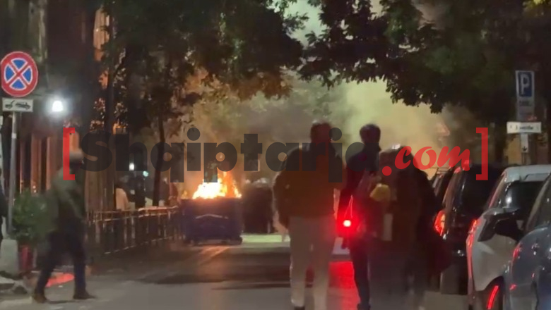 Protestuesit nuk ndalen  djegin koshat e mbeturinave pranë Prokurorisë së Tiranës
