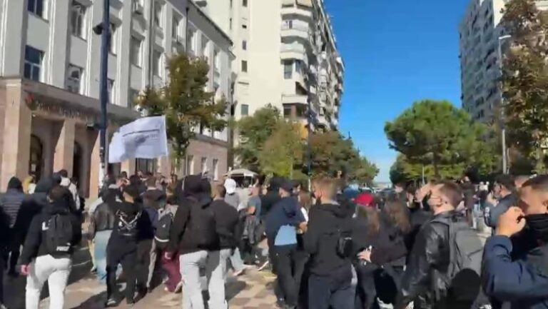 Studentët shkojnë te Fakulteti i Shkencave të Natyrës, thirrje të rinjve të bojkotojnë mësimin: Bashkohuni me ne