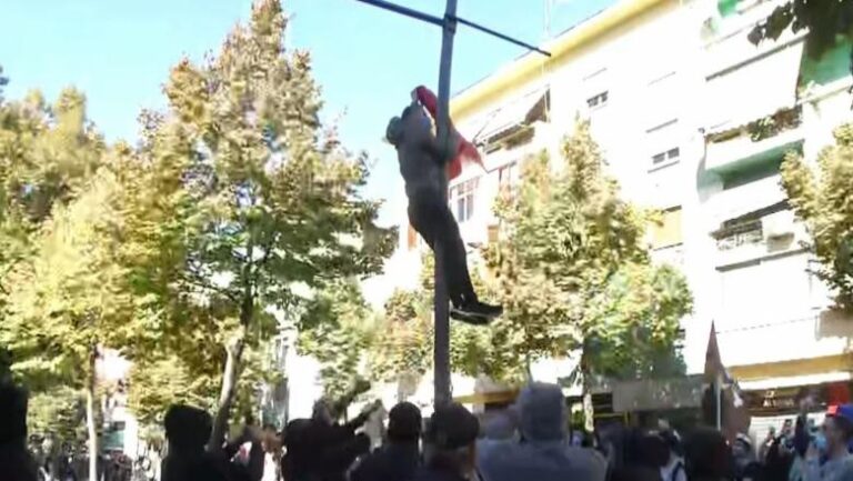 Të rinj me maska tentojnë të hipin mbi muret e Ministrisë së Arsimit, një tjetër ngjitet mbi shtyllë