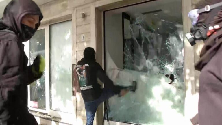 Protestuesit me maska shkojnë tek një tjetër bankë, thyejnë xhamat dhe…
